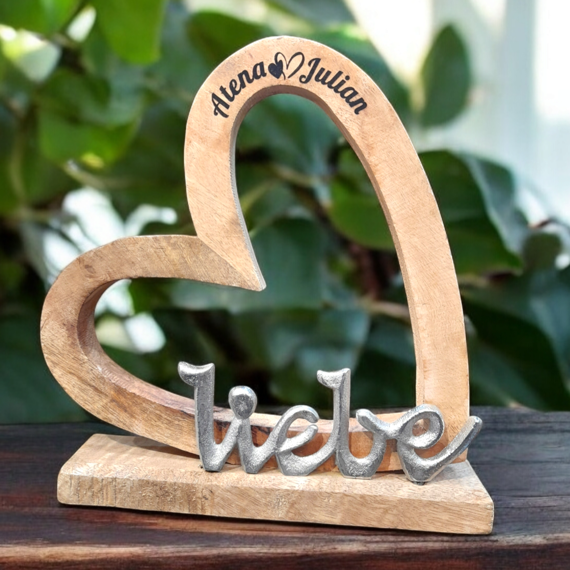 personalisiertes Konturherz auf Holzfuß mit Schriftzug "Liebe" 25cm