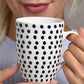 Kaffeebecher schwarz weiß aus Keramik 10cm mit Punkten