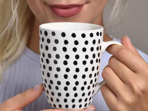 Kaffeebecher schwarz weiß aus Keramik 10cm mit Punkten