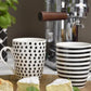Kaffeebecher schwarz weiß aus Keramik 10cm mit Punkten