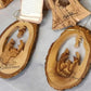 Holz Weihnachtsbaumschmuck Krippe in Baumrindenscheibe