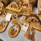 Holz Weihnachtsbaumschmuck Krippe in Baumrindenscheibe