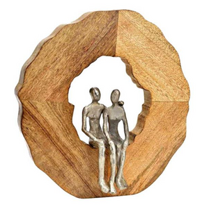 Aufsteller runde Skulptur aus Mangoholz mit Paar sitzend 33cm