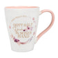 Tasse "Gott hält Dich in seiner Hand" mit Kranz aus Federn und Blüten im Boho-Stil