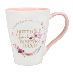 Tasse "Gott hält Dich in seiner Hand" mit Kranz aus Federn und Blüten im Boho-Stil