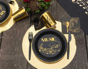 Goldene Pappbecher mit schwarzen Musik Noten Motiv