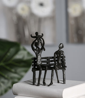 Design Skulptur "Familie auf Bank" 16cm aus Eisen brüniert