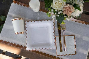 Elegante Servietten mit rosegoldener Bogenkante