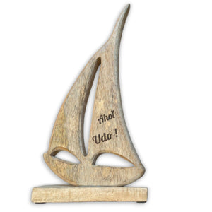 Aufsteller Boot aus Mangoholz natur 15x32x5cm mit personalisiertem Segel-Text