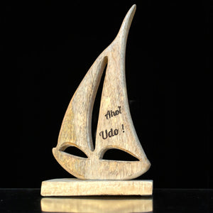 Aufsteller Boot aus Mangoholz natur 15x32x5cm mit personalisiertem Segel-Text