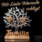 Baum mit Schriftzug "Familie" 23cm mit 3 gravierten Holzherzen