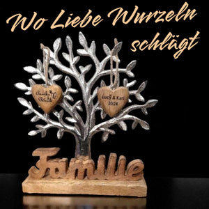 Baum mit Schriftzug "Familie" 23cm mit 3 gravierten Holzherzen