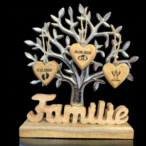 Baum mit Schriftzug "Familie" 23cm mit 3 gravierten Holzherzen