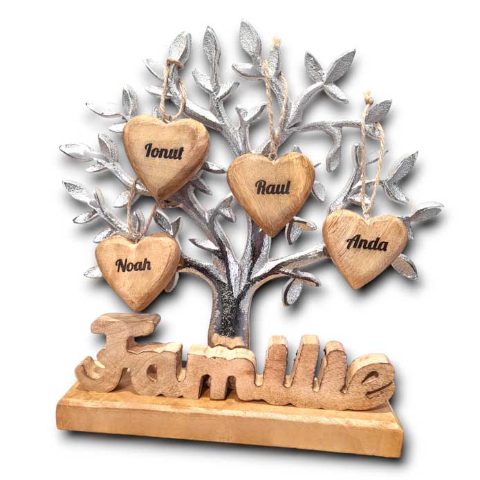 Baum mit Schriftzug "Familie" 23cm mit 3 gravierten Holzherzen