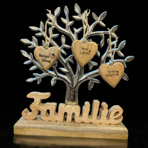 Baum mit Schriftzug "Familie" 23cm mit 3 gravierten Holzherzen