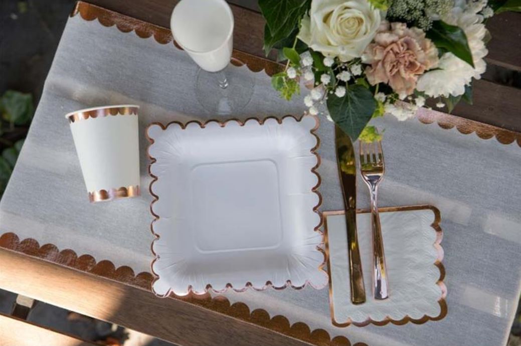 Elegante Servietten mit rosegoldener Bogenkante