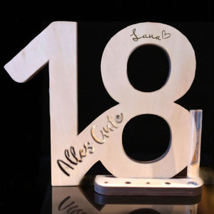 Große Holz-Zahl XL mit Namensgravur, Ständer und Glas-Vase