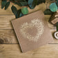 Hochzeits Gästebuch aus Kraftpapier mit goldener Herzverzierung