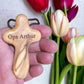 personalisiertes Olivenholzkreuz aus Bethlehem  9 cm  Handschmeichler mit Rand