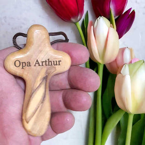 personalisiertes Olivenholzkreuz aus Bethlehem  9 cm  Handschmeichler mit Rand