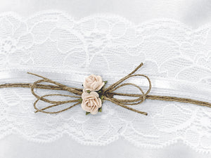 Ringkissen mit Spitze und hellrosa Rosen