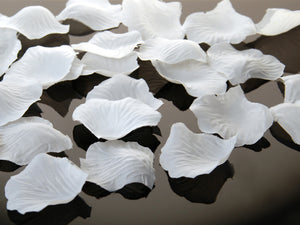 rosenblätter hochzeit weiß