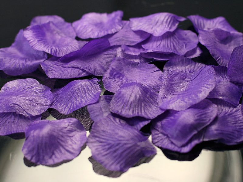 rosenblätter hochzeit violett