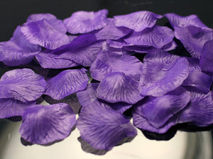 rosenblätter hochzeit violett