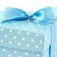 Geschenkboxen mit Punkten und Satinband hellblau