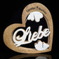 Personalisiertes liegendes Holzherz mit Schriftzug Liebe und Herzchen