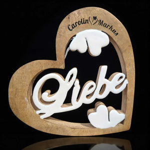 Personalisiertes liegendes Holzherz mit Schriftzug Liebe und Herzchen