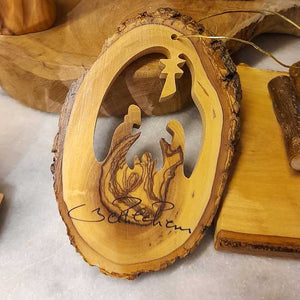 Holz Weihnachtsbaumschmuck Krippe in Baumrindenscheibe
