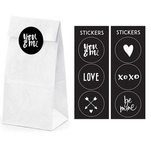 Geschenktüten weiß mit schwarzen Stickern