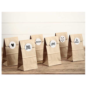 Geschenktüten aus Kraftpapier mit weißen Stickern