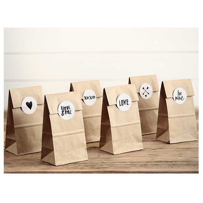 Geschenktüten aus Kraftpapier mit weißen Stickern
