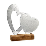silberne Herzen auf Holzfuß
