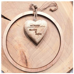 Holz Herz mit Gravur im Deko Ring als personalisiertes Geschenk oder Dekoration