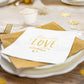 Servietten mit goldener Schrift "all you need is love"