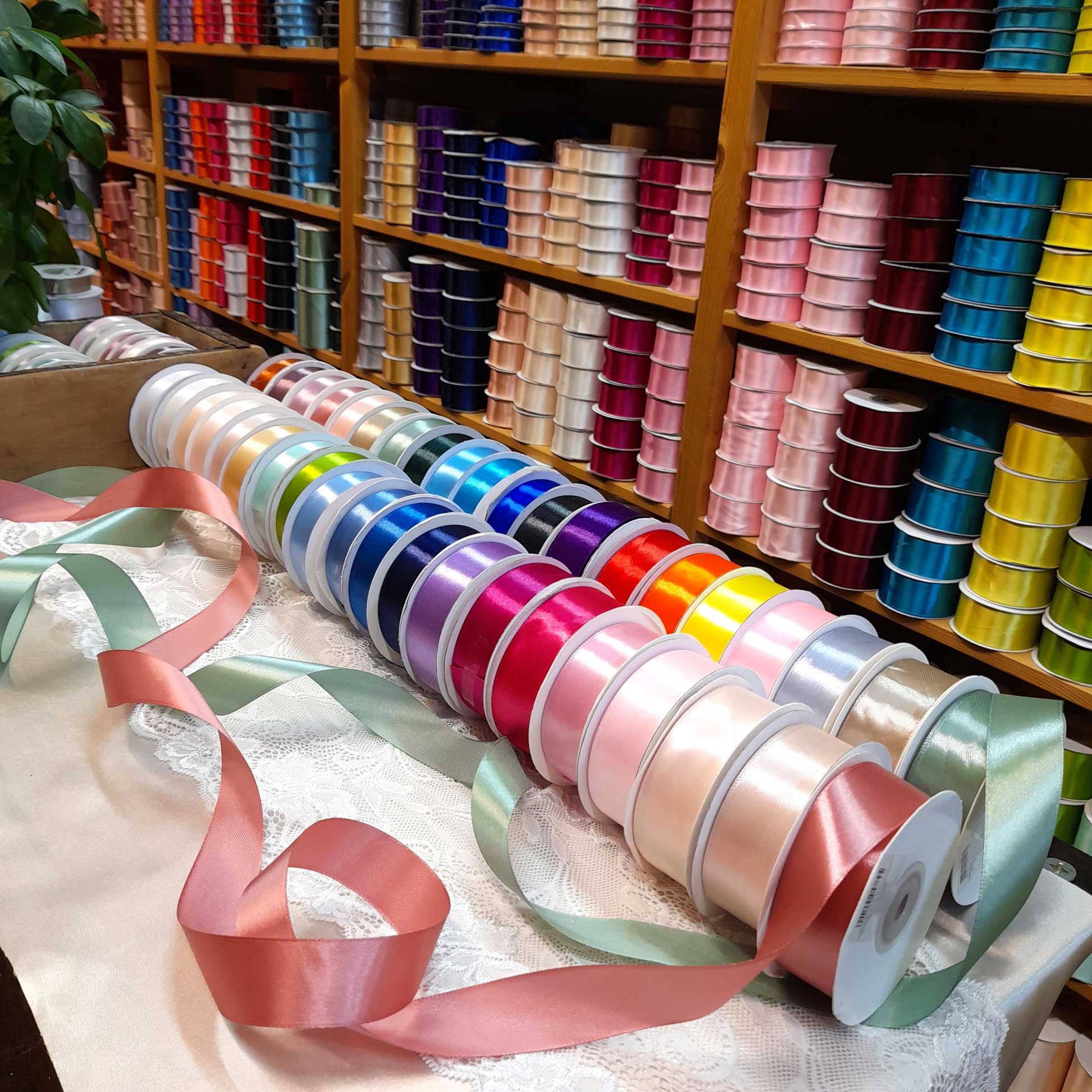 Satin-25mm-Tischdekoration-Hochzeiten-Taufen-oder-Geburtstagen-mit-edlen-Verpacken-von-Geschenken