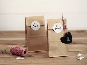 Geschenktüten aus Kraftpapier mit weißen Stickern love 6er-Pack