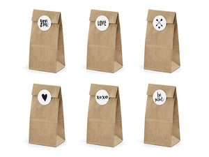 Geschenktüten aus Kraftpapier mit weißen Stickern