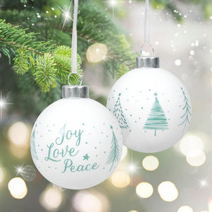 Christbaumkugel mit Motiv Joy Love Peace im modernen Design, weiß und graugrün