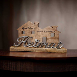 personalisiertes Holzhaus Deko mit Schriftzug "Heimat" 40x23x5 cm