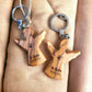 Schlüsselanhänger Engel 5 cm aus Olivenholz personalisiertes Geschenk