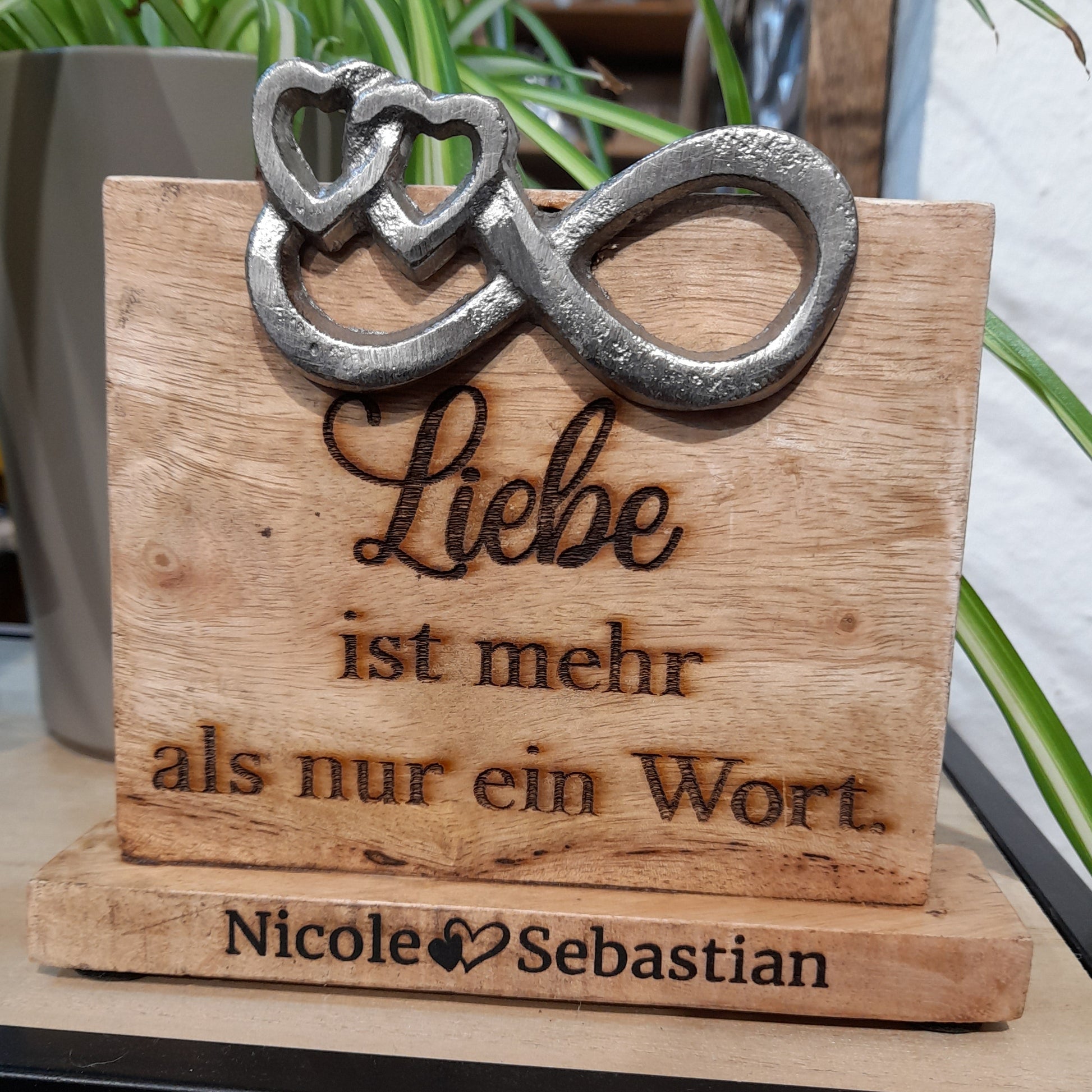 personalisierte Standbotschaft "Liebe ist mehr als nur ein Wort" mit Wunschgravur
