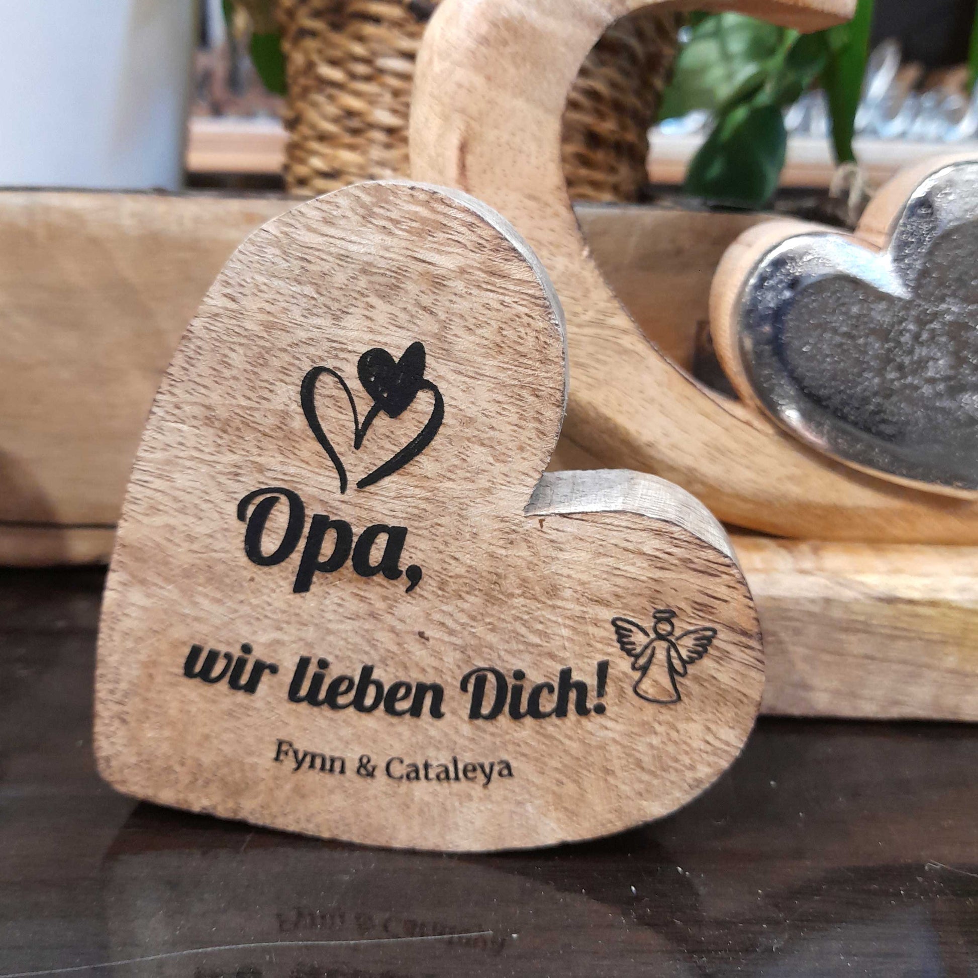personalisiertes Herz aus Mangoholz 10cm - Deko zum Hinstellen
