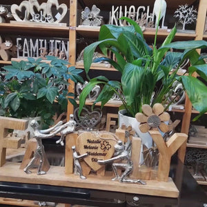 Schriftzug Family aus Holz mit silbernen Skulpturen 55cm