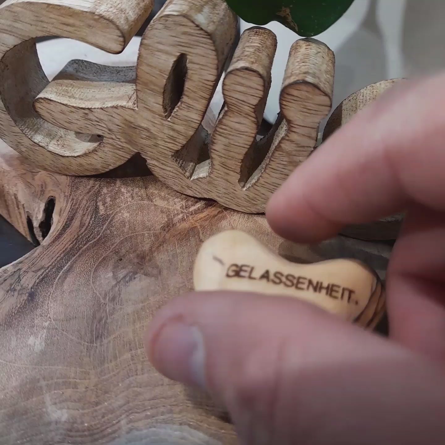 Personalisiertes Holzherz mit Gravur als Handschmeichler aus Olivnholz