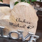 personalisiertes Holzherz mit Schriftzug "Love" 21cm Partnergeschenk