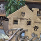 personalisiertes Holzhaus Deko mit Schriftzug "Heimat" 40x23x5 cm